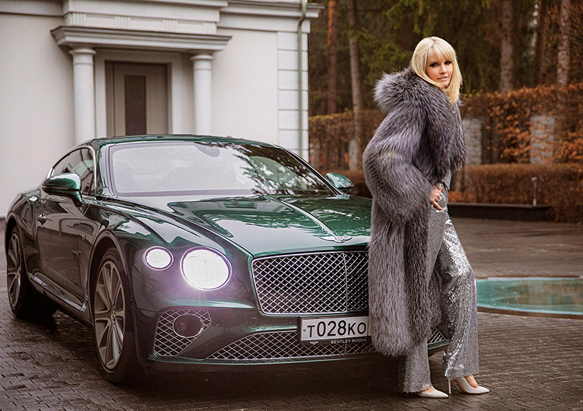 Яна Расковалова и Bentley Continental GT