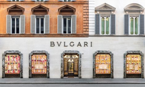 Смена декораций: летние витрины ювелирных бутиков Bvlgari