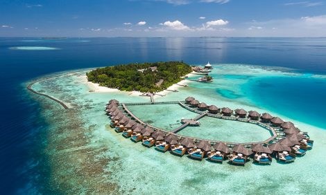 Куда поехать зимой: спасение рифов и погружение с акулами в отеле Baros Maldives