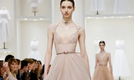 Шкалят датчики: показ Dior Couture на Неделе высокой моды в Париже