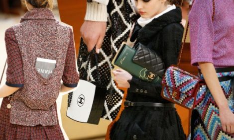 Shoes & Bags Blog: must-have с показа Chanel — сумки-пудренницы, клатчи-тарелки и кожаные ридикюли