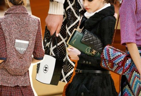 Shoes & Bags Blog: must-have с показа Chanel — сумки-пудренницы, клатчи-тарелки и кожаные ридикюли