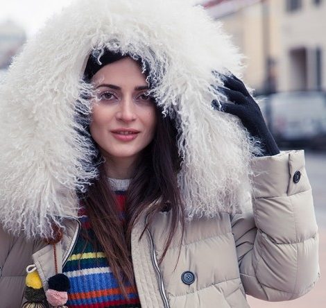 Style Notes c Мариной Изиловой: зимняя мода — черный тулуп, белый мех и перья