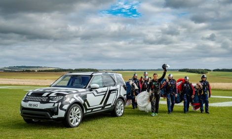 Авто: известный путешественник Беар Гриллс испытал новую технологию в Jaguar Land Rover… во время прыжка с парашютом