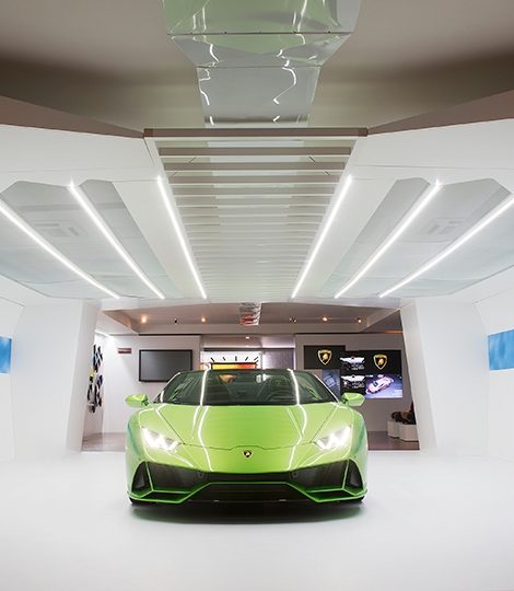 Скрипка, суперкары и модные обои: интерактивная выставка «Lamborghini — жизнь в стремительном ритме» на Миланской неделе дизайна