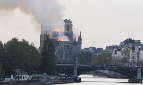 Все еще горит: последние новости о пожаре в соборе Парижской Богоматери