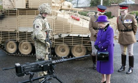 Фото дня: Елизавета II в гостях у кавалерийского полка Household Cavalry