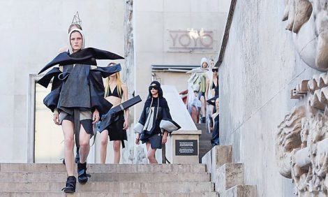 Ведьмы и памятник Коммунистического интернационала на показе Rick Owens в Париже