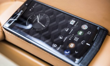 Механизмы с Яном Коомансом: Vertu The New Signature Touch, или Роскошь в деталях