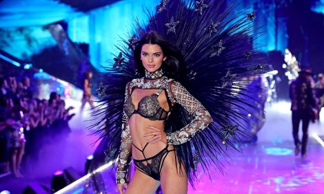 За что директор по маркетингу Victoria’s Secret извинился перед трансгендерными моделями?