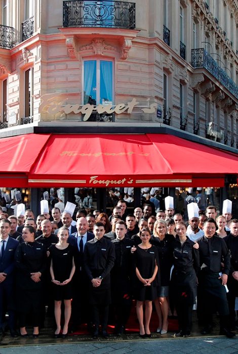 Париж: знаменитая брассери Fouquet’s Paris на Елисейских полях возобновила работу после карантина