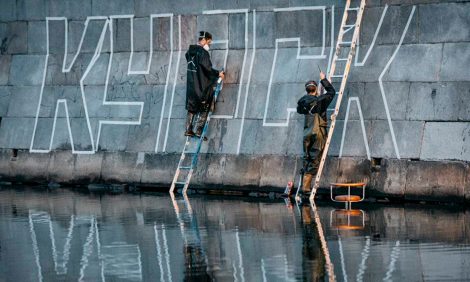 К 20-летию катастрофы на подводной лодке «Курск» художники создали памятник, который виден только во время дождя