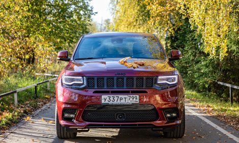 Авто с&nbsp;Яном Коомансом: тест-драйв Jeep Grand Cherokee SRT