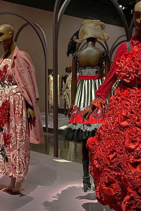 Ravishing: The Rose In&nbsp;Fashion&nbsp;&mdash; в&nbsp;нью-йоркском музее The Museum at&nbsp;FIT проходит выставка, посвященная розам