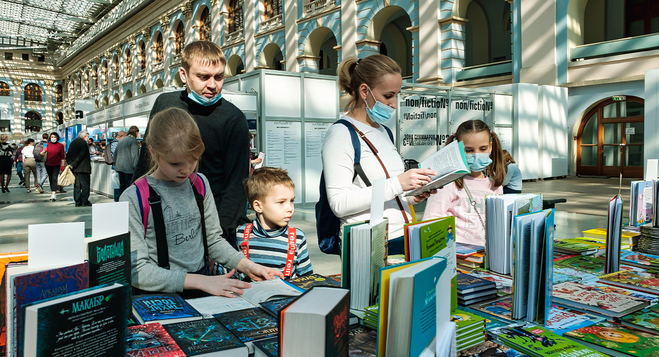 Книжная полка: зачем идти на Международную ярмарку интеллектуальной литературы non/fictio№ 23