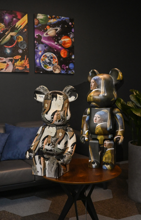 Идея подарка: &laquo;мишки&raquo; Bearbrick&nbsp;&mdash; в&nbsp;честь 55-летия &laquo;Космической Одиссеи&raquo; Кубрика, для красивого признания в&nbsp;любви под Элвиса и&nbsp;эстетских разговоров об&nbsp;искусстве