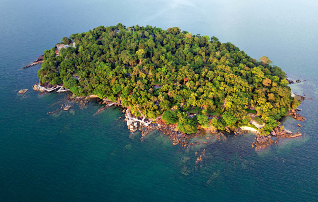 Идея на каникулы: хайкинг, уроки морской биологии и кхмерские массажи в Krabey Island by Six Senses в Камбодже