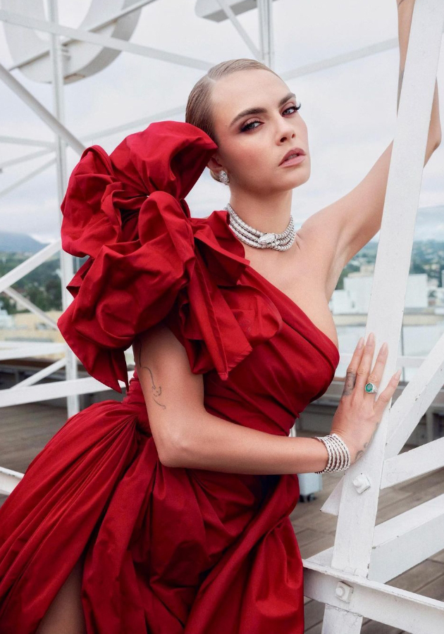 Кара Делевинь (в Elie Saab и украшениях Bvlgari) 