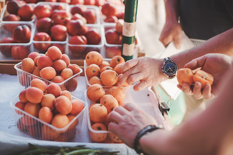 Лучший шеф-повар Швеции Даниэль Берлин выбирает продукты для ужина на московском рынке