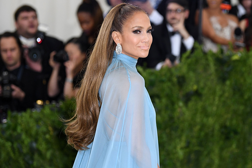 Выбираем лучшие бьюти-образы Met Gala 2017: Джей Ло осталась верна не только накладным волосам в большом количестве, но и парикмахеру Крису Аппельтону, а также визажисту Скотту Барнсу, которые работают с ней не первый год