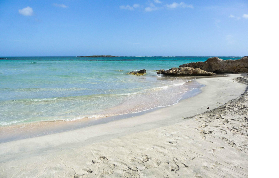 Уединенный пляж Elafonissi Beach в западной части Крита