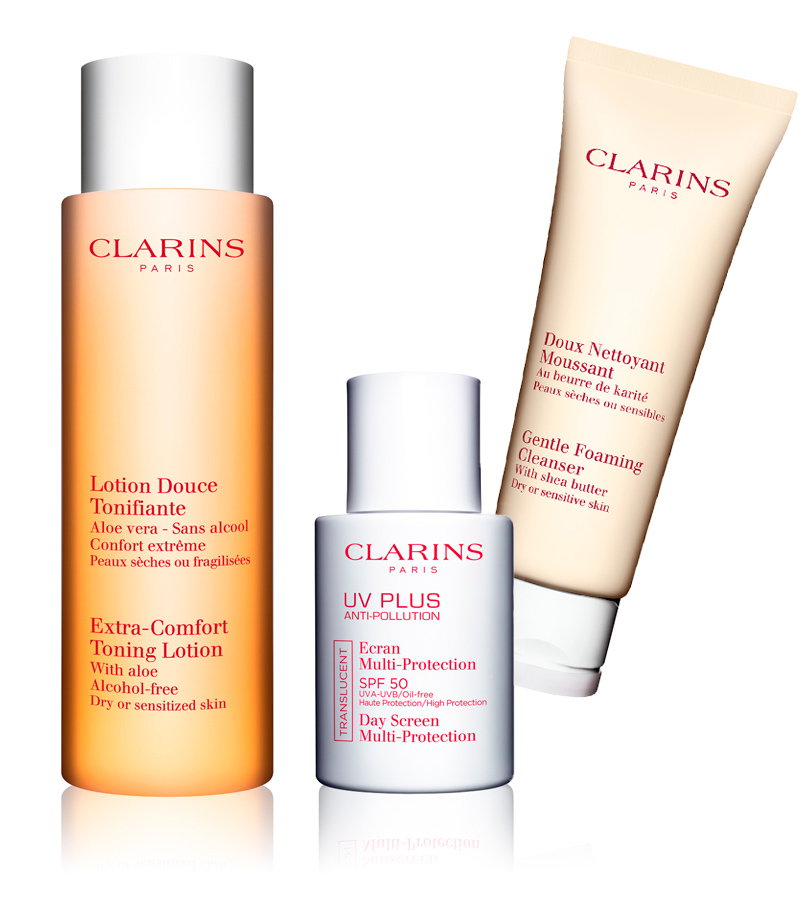 Моно-косметичка Clarins. Личный опыт. Тонизирующий лосьон для чувствительной кожи Extra-Comfort Toning Lotion, легкий флюид с СПФ-фактором 50 UV PLUS Anti-Pollution, очищающий крем с маслом карите для сухой кожи Gentle Foam Cleanser