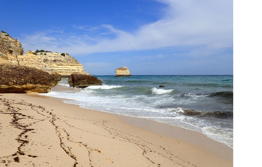 Португальский Praia da Marinha, расположенного на южном побережье страны