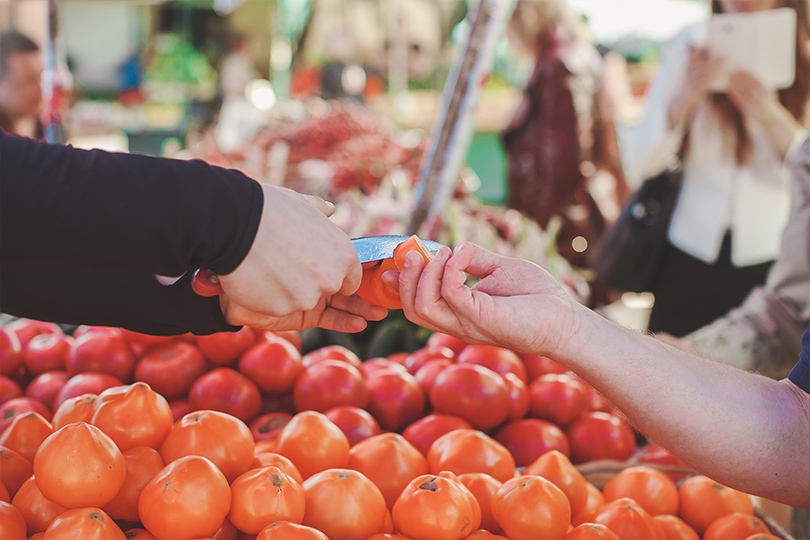 Лучший шеф-повар Швеции Даниэль Берлин выбирает продукты для ужина на московском рынке