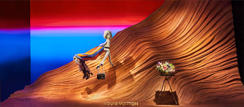 Style Notes: Louis Vuitton оформил витрины Printemps