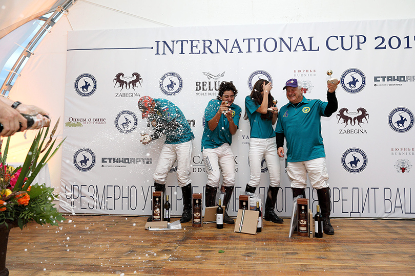 Победители (Moscow polo club) в брызгах шампанского