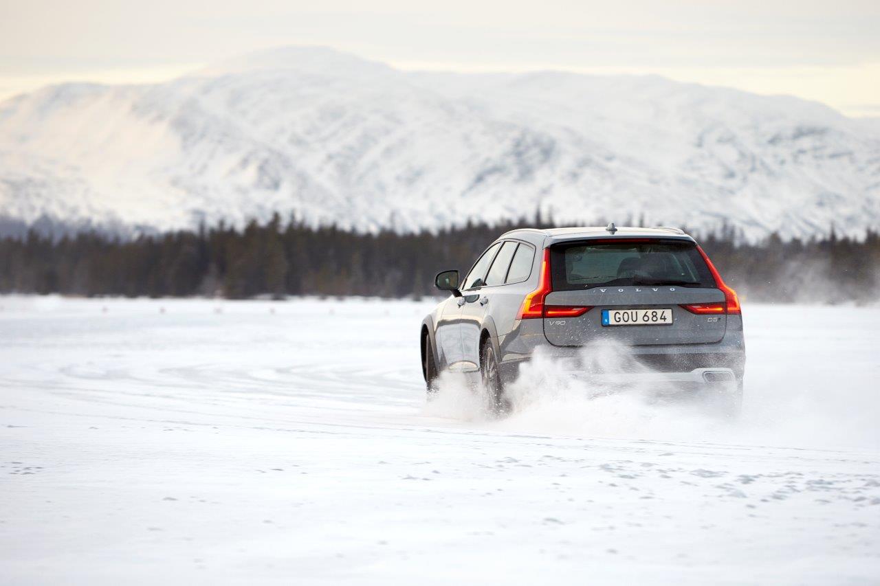 Авто с Яном Коомансом. Холодные шведские приключения: Volvo Get Away Lodge и новый V90 Cross Country