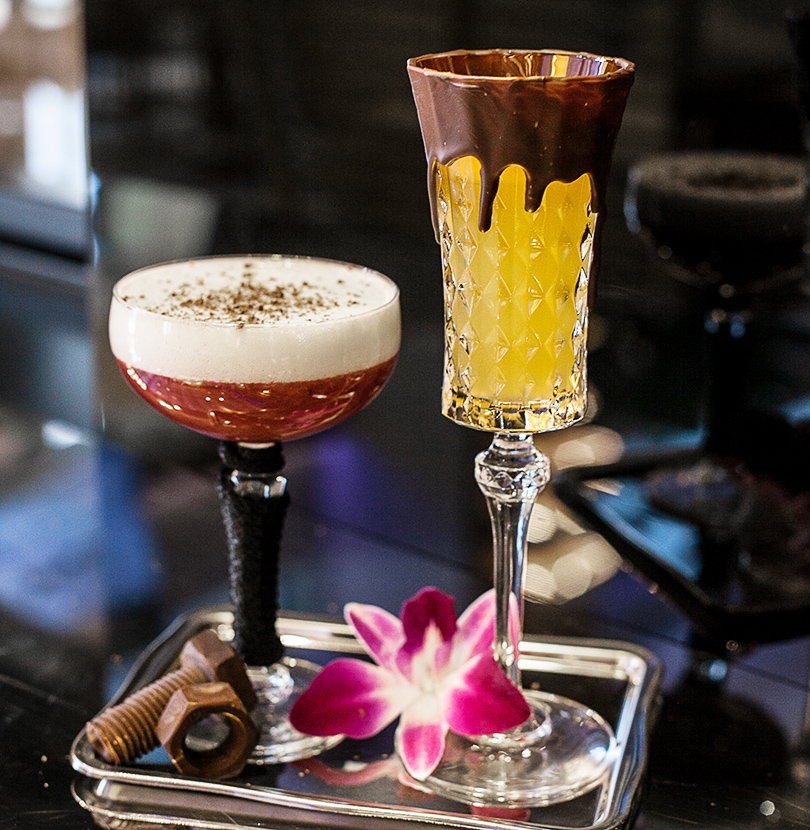 Авторские коктейли в Rose Bar: для него — микс из темного рома, портвейна и гранатового сиропа с пенкой из свежего ананаса, а для нее — коктейль на основе ванильной водки и ликера какао с маракуйей и темным шоколадом