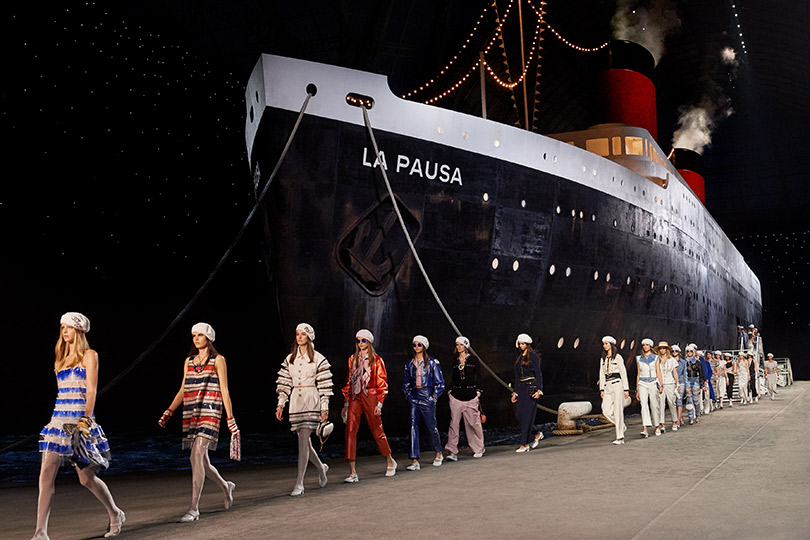 Voyage-Voyage: в Париже прошел показ Chanel Cruise