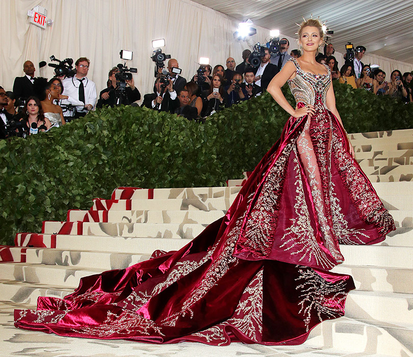 Самые яркие образы ковровой дорожки Бала Института костюма (Met Gala 2018). Блейк Лайвли в Atelier Versace