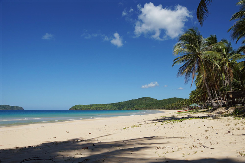 Nacpan Beach, спрятавшемся на одном из семи тысяч филиппинских островов Эль-Нидо, куда с каждым годом приезжает все больше и больше туристов, мечтающих увидеть девственно дикую природу такой, как она есть