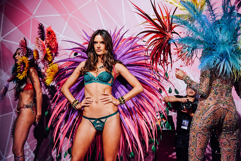 Style Notes: секреты Victoria’s Secret. Как превратить бренд в культурный феномен? 2015 год. Юбилейный показ: 20 лет на подиуме.