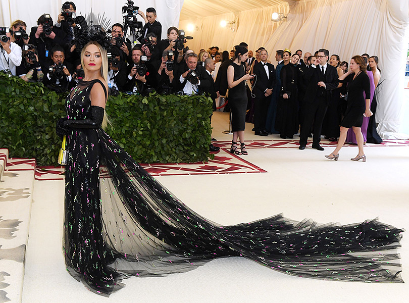 Самые яркие образы ковровой дорожки Бала Института костюма (Met Gala 2018). Рита Ора в Prada