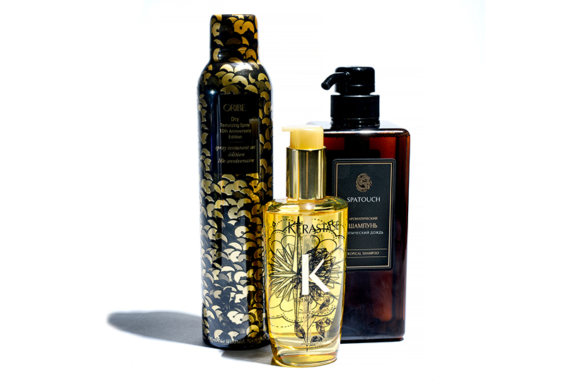 Спрей для сухого дефинирования в лимитированном флаконе Dry Texturizing от Oribe
Многофункциональное масло-уход для всех типов волос Elixir Ultime Tattoo от Kerastase 
Ароматический шампунь «Тропический дождь» от Spatouch