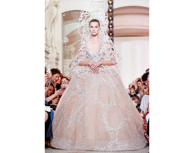 Фото дня: свадебное платье на шоу Elie Saab Couture произвело фурор