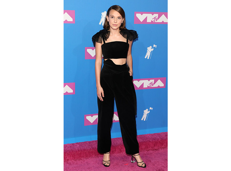 Лучшие образы с ковровой дорожки MTV VMA 2018. Милли Бобби Браун в Rosie Assoulin