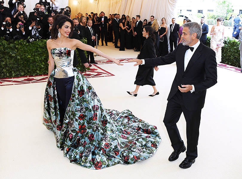 Самые яркие образы ковровой дорожки Бала Института костюма (Met Gala 2018). Амаль Аламуддин в Richard Quinn с супругом Джорджем Клуни