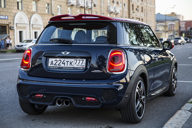 Авто с Яном Коомансом: тест-драйв нового Mini JCW