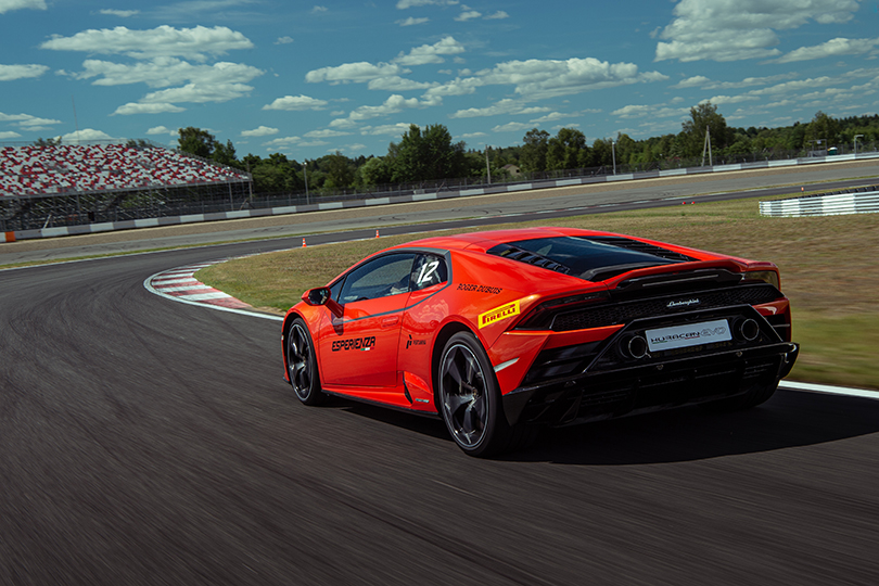 Lamborghini Huracan Evo — динамичный старт на трассе Moscow Raceway