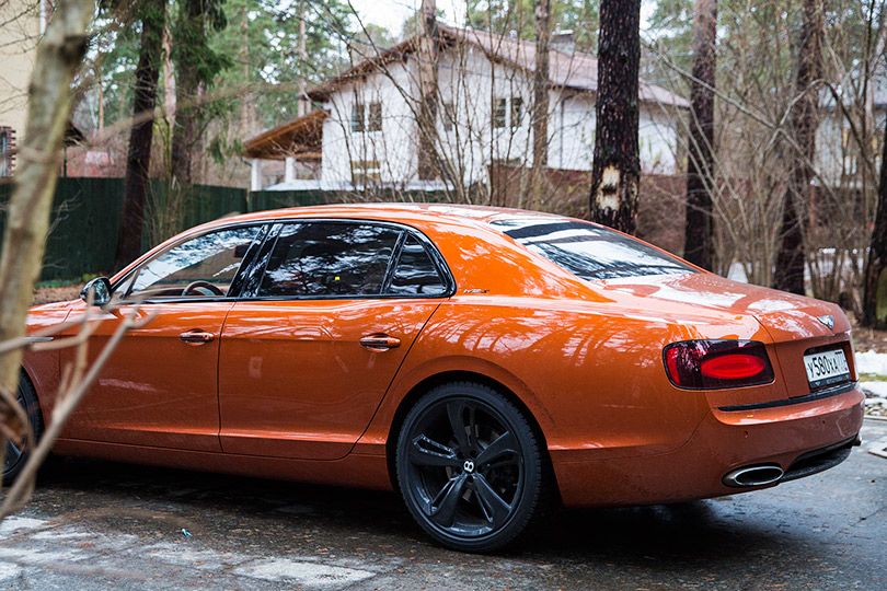 Авто с Яном Коомансом: Bentley Flying Spur — королевская особа с легкой сумасшедшинкой