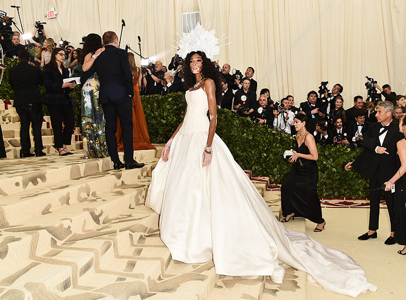 Самые яркие образы ковровой дорожки Бала Института костюма (Met Gala 2018). Винни Харлоу в Tommy Hilfiger