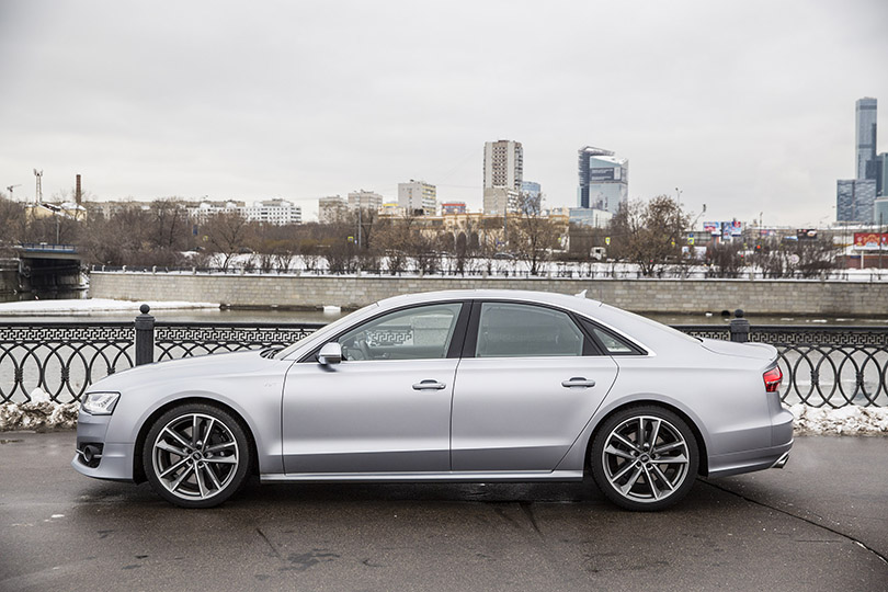 Авто с Яном Коомансом: обзор Audi S8 Plus