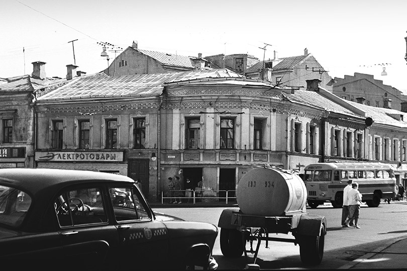 Пересечение улицы Богдана Хмельницкого (Маросейка) и Старосадского переулка. 1950-е