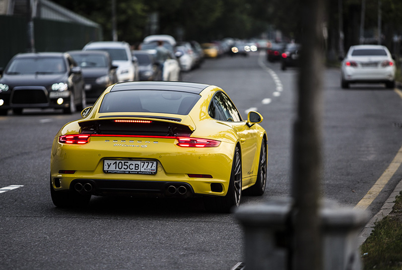 Авто с Яном Коомансом: Porsche 911 Carrera 4S в городе и на гоночном треке