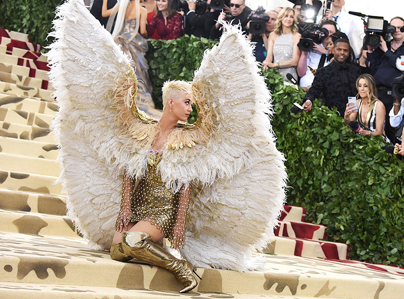 Самые яркие образы ковровой дорожки Бала Института костюма (Met Gala 2018). Кэти Перри в Versace