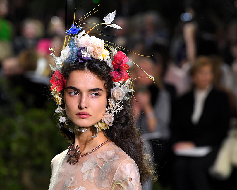 Уроки красоты с Евгенией Ленц: повторяем модные образы с показа Dior Haute Couture